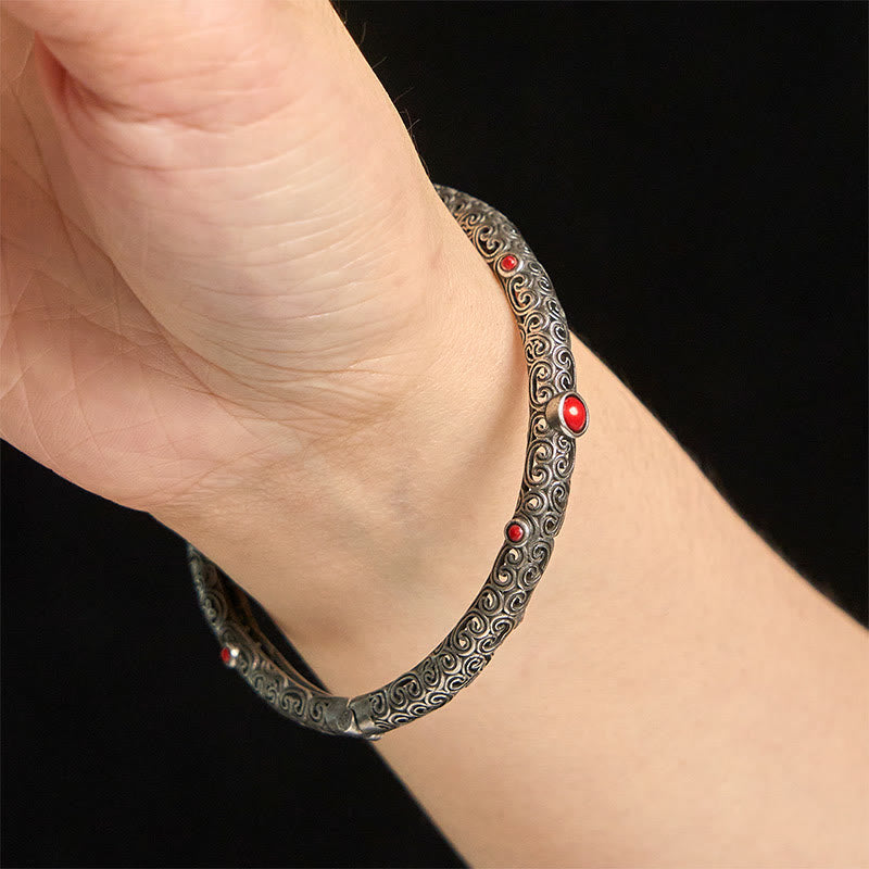 Armband Roter Achat Kupfer am Handgelenk getragen elegantes Muster