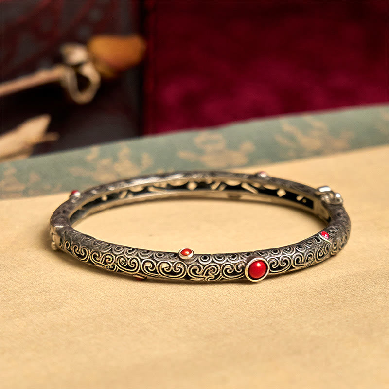 Armband Roter Achat Kupfer mit verziertem Muster elegant präsentiert