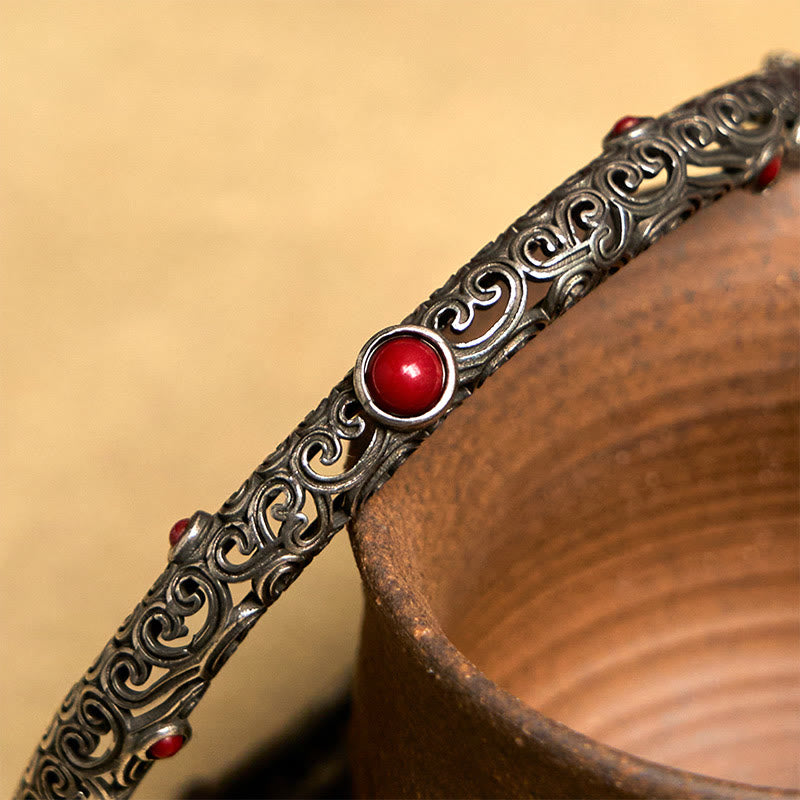 Armband Roter Achat Kupfer am Handgelenk mit Ornamenten getragen