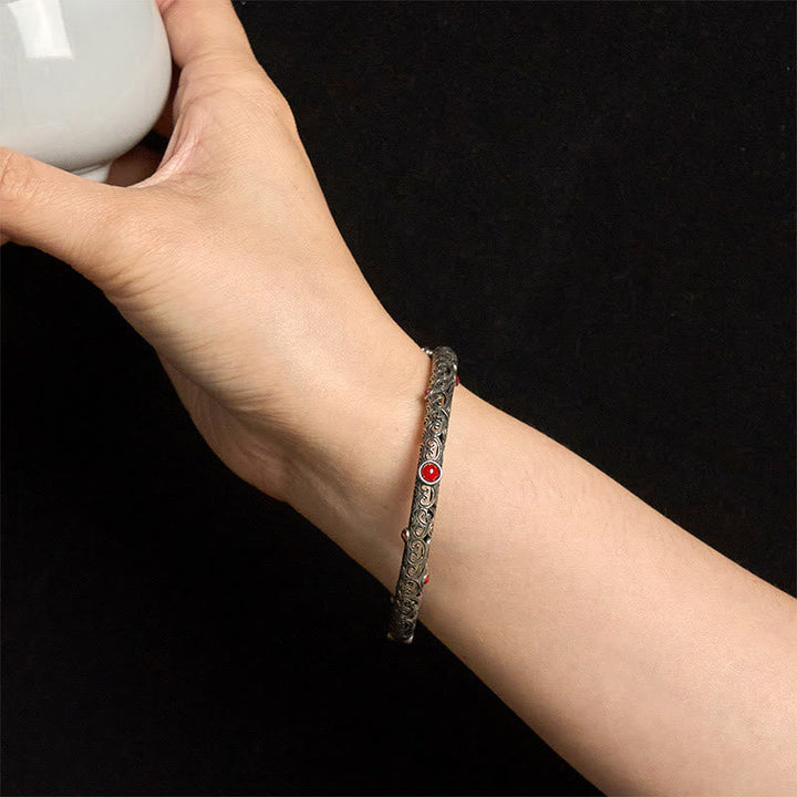 Armband Roter Achat Kupfer am Handgelenk mit elegantem Muster getragen