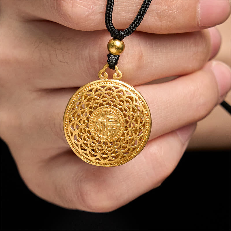 Goldene Kompass Kette am Hals getragen mit Fu-Zeichen Symbol Glück