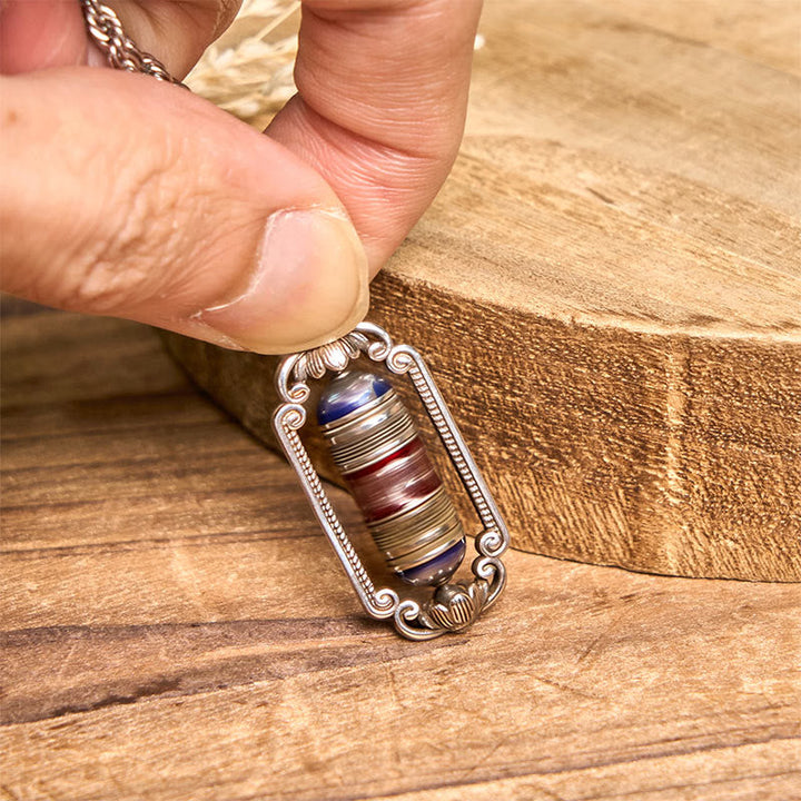 Tibetische Kette Kupfer Glücksrad Vintage mit farbigen Chakra-Steinen in der Hand
