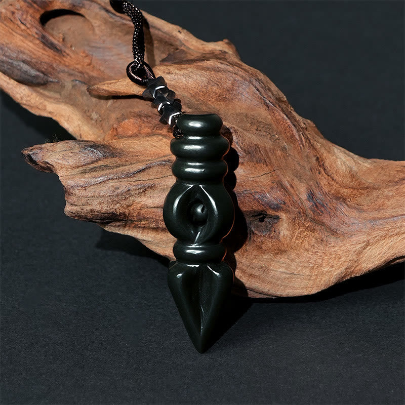 Tibetische Kette Hetian-Jade Vajra – Harmonie schwarzer Anhänger auf Holz