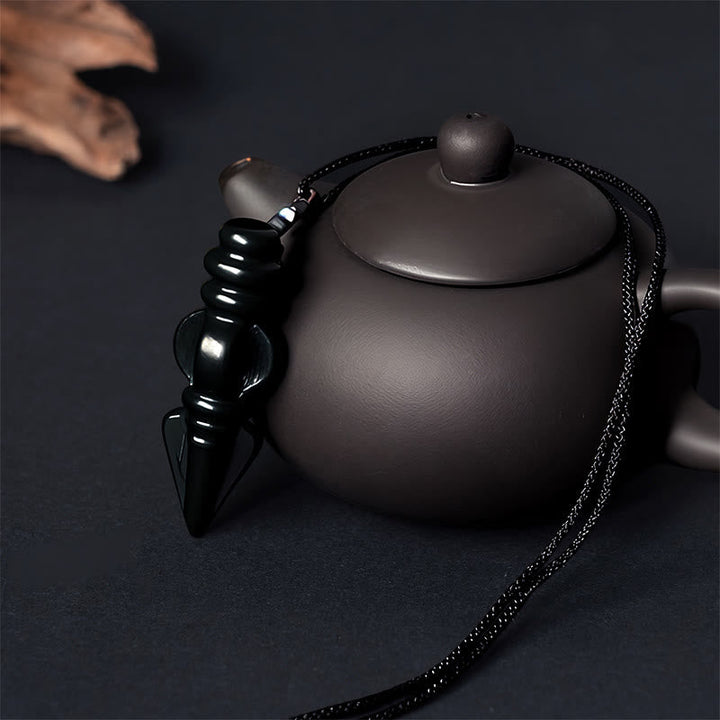 Schwarze Tibetische Kette Hetian-Jade Vajra elegant am Schmuckset fotografiert