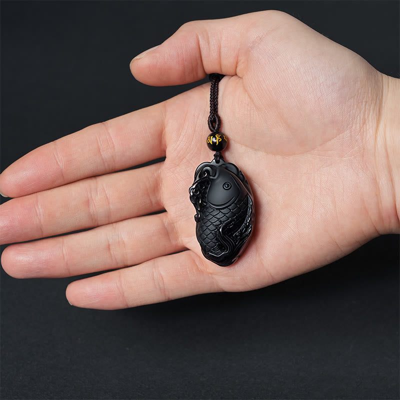 Kette Schwarzer Obsidian Buddha Naturstein Anhänger in Hand getragen