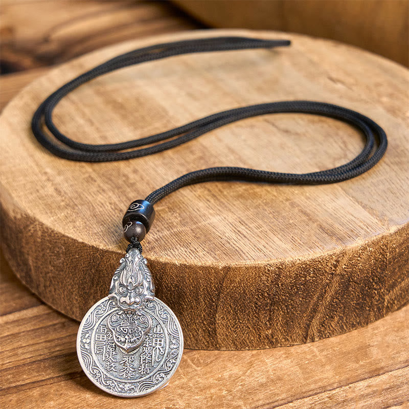 Silber Pixiu Bagua Kette Anhänger Harmonie auf Holztisch Naturstein