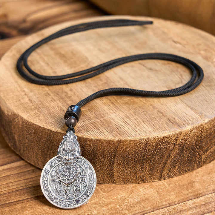 Silber Pixiu Bagua Kette Anhänger Harmonie auf Holztisch Naturstein