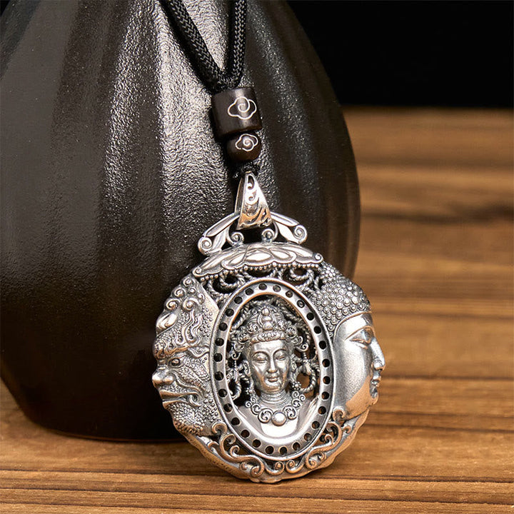 Silberner Buddha Anhänger mit Dämonenmuster an schwarzer Kette getragen