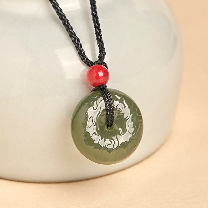 Jade Anhänger grün Schnitzerei mit roter Perle schwarze Schnur Buddha Glück
