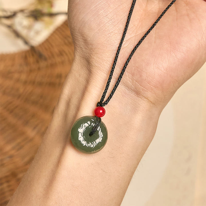 Jade Kette Anhänger grüner Naturstein mit Wolken Buddha Hand getragen