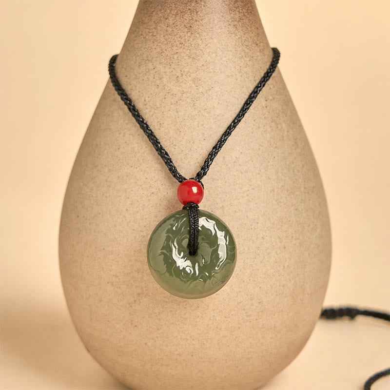 Grüne Jade Kette mit Drachen Anhänger schwarzes Band Naturstein