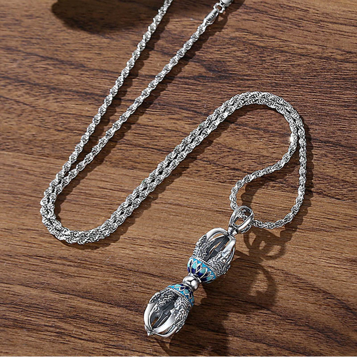 Kette mit Vajra Dorje Anhänger Tibet Stil silbern auf Holz