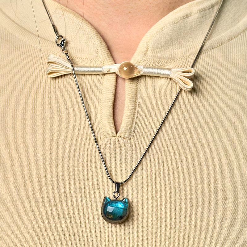 Labradorit Kette am Hals – Klarheit Anhänger blauer Naturstein