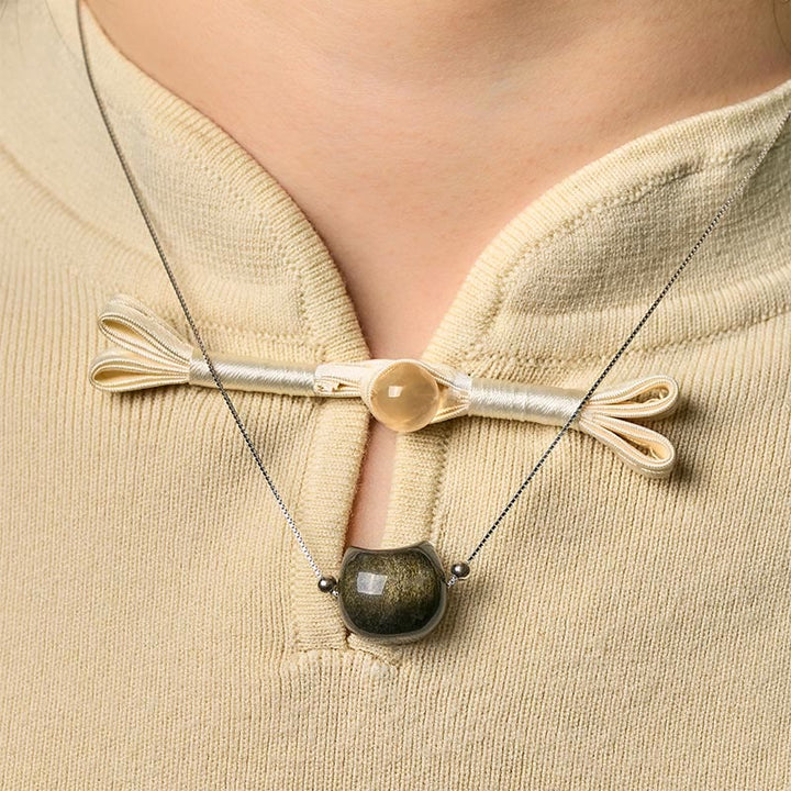 Obsidian Naturstein Kette mit Silber Anhänger am Hals getragen