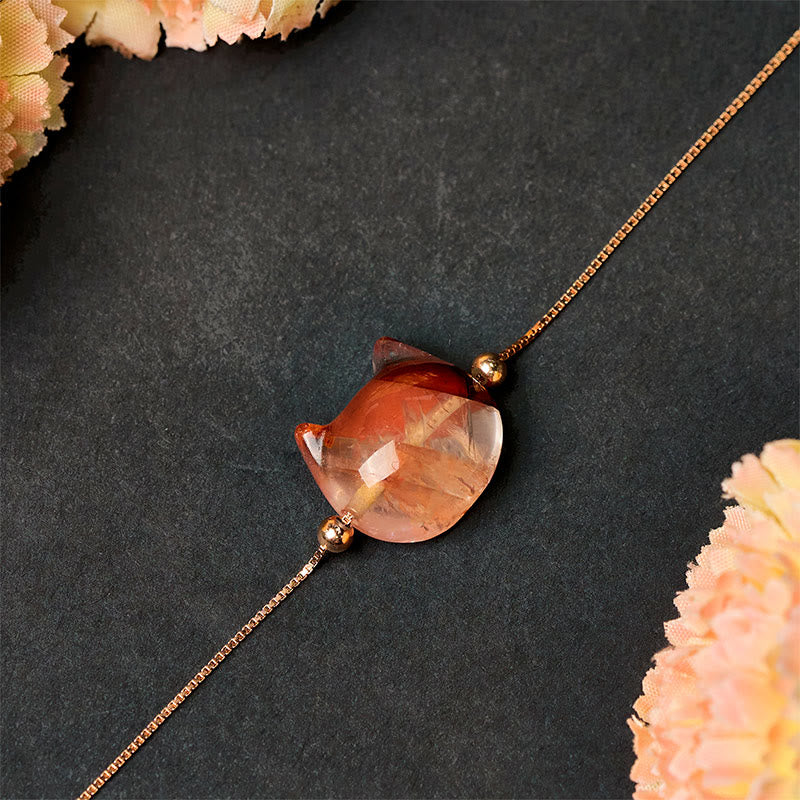 Rosenquarz Kette mit goldenem Anhänger Schutz Naturstein elegant präsentiert