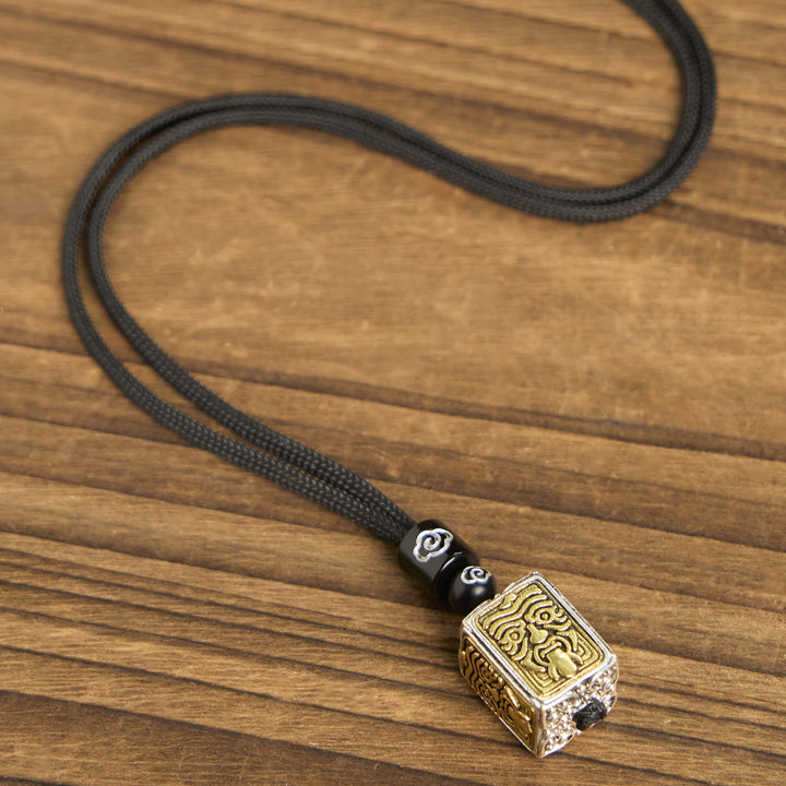 Goldener Tibetstein Anhänger schwarze Kette Wohlstandsgöttin Schutz Amulett