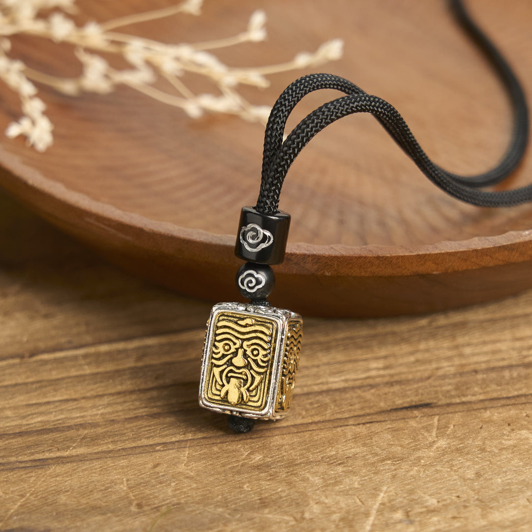 Anhänger Kette Tibetsteine Symbol Wohlstandsgöttin Schutz auf Holz