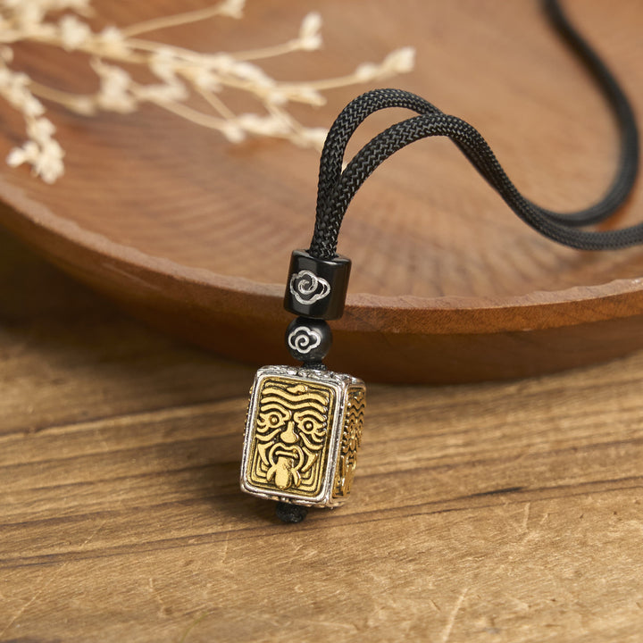 Anhänger Kette Tibetsteine Symbol Wohlstandsgöttin Schutz auf Holz