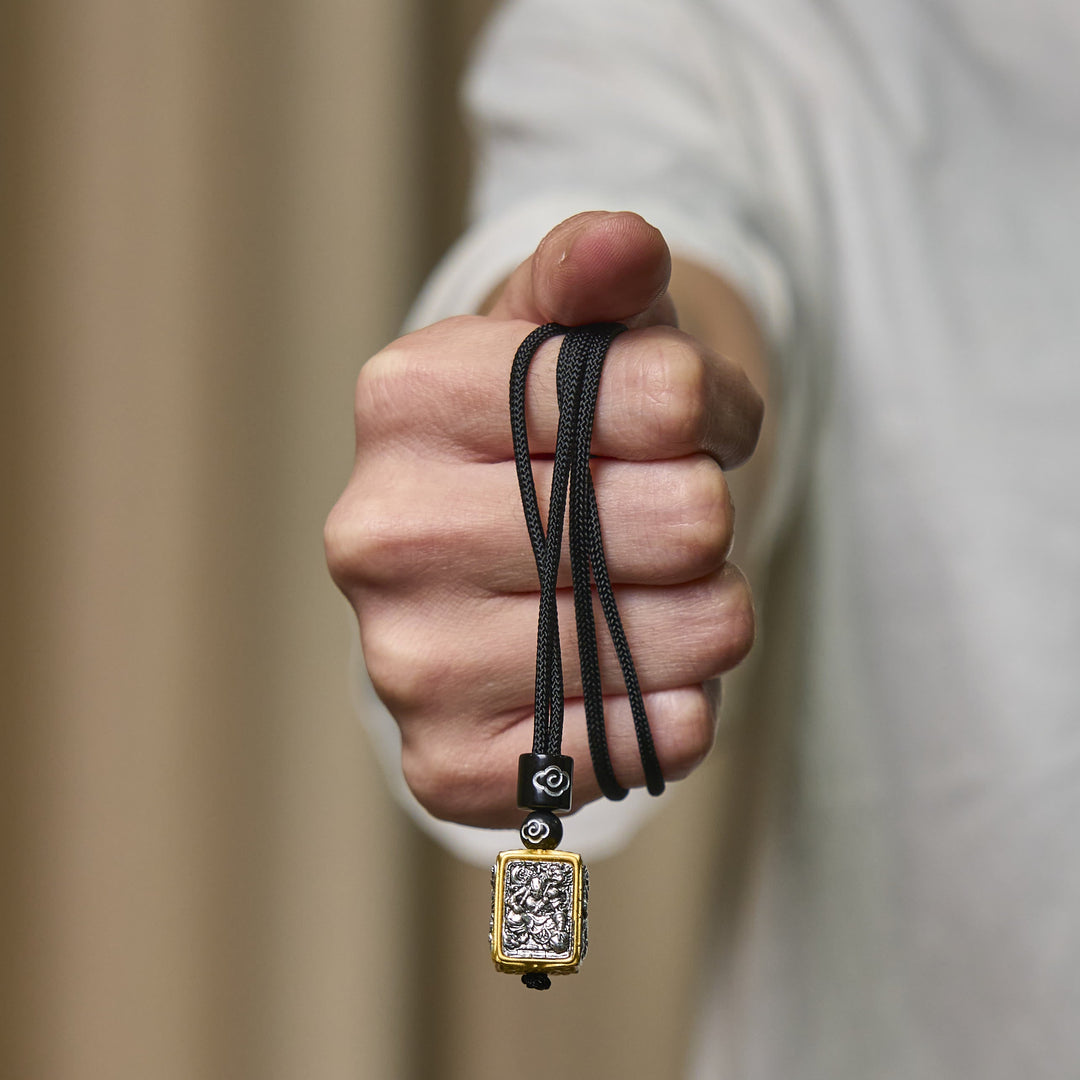 Schwarze Kette mit Tibetsteine Anhänger Wohlstandsgöttin Schutz Spiritualität