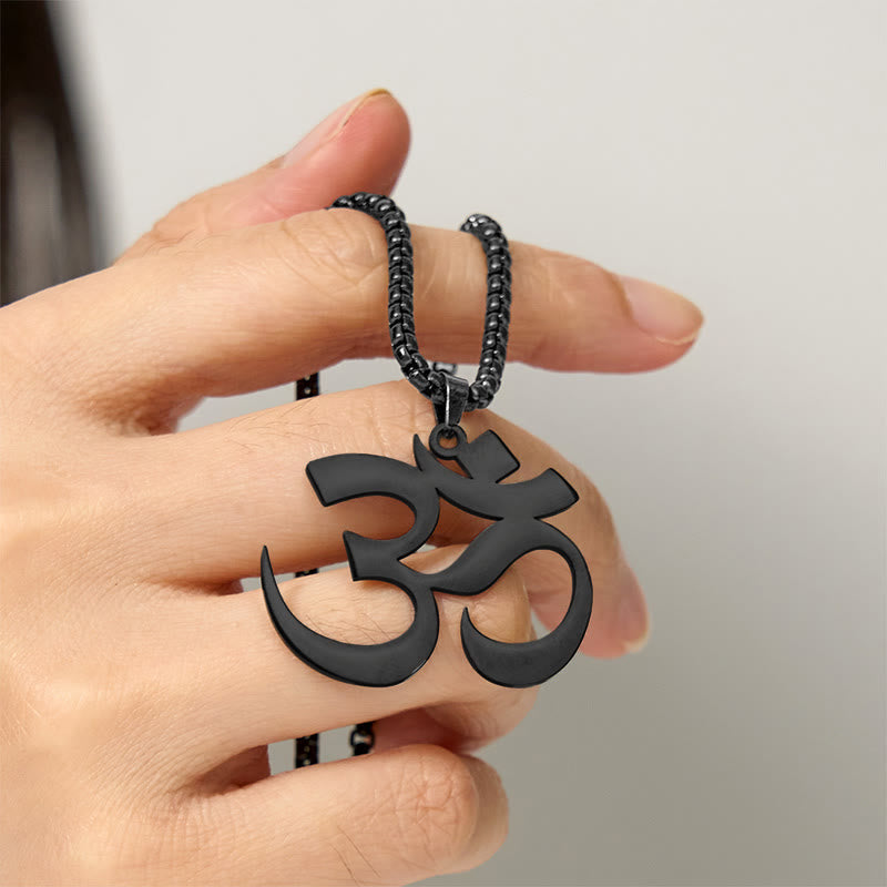 Schwarze Edelstahl Kette Om Symbol Anhänger Mantra Fokus getragen