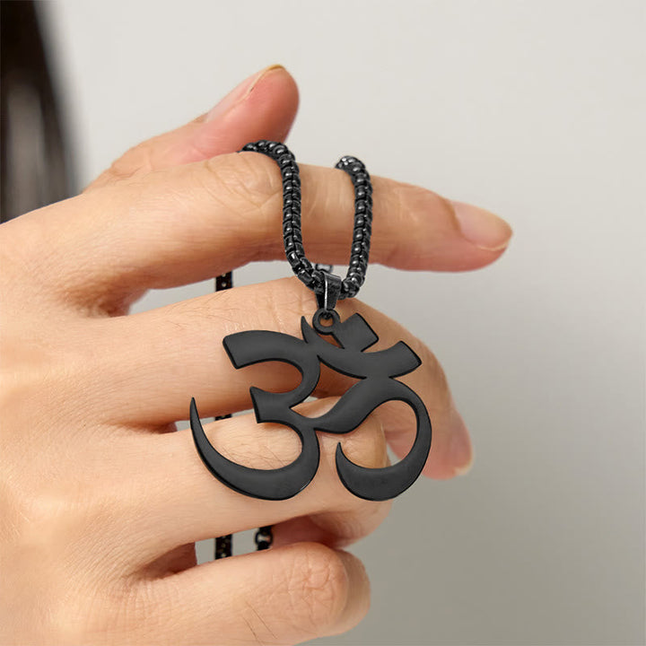Schwarze Edelstahl Kette Om Symbol Anhänger Mantra Fokus getragen