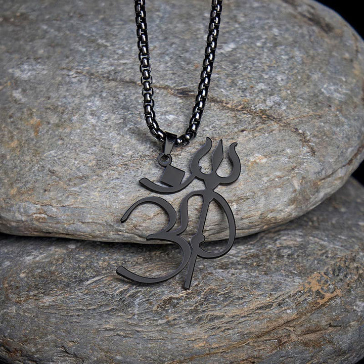 Om Symbol Trident Anhänger schwarze Edelstahl Kette auf Naturstein