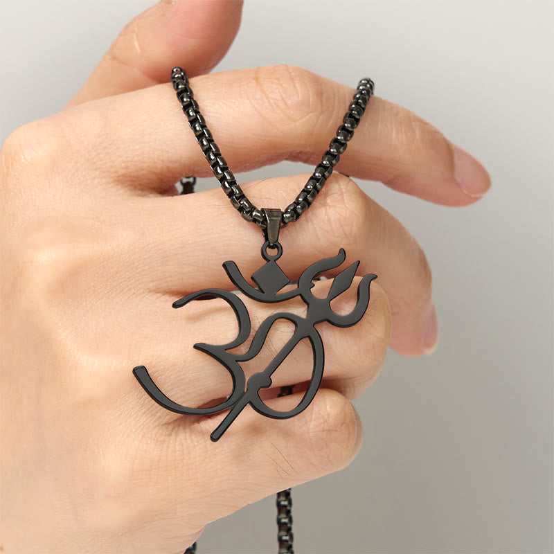 Schwarze Edelstahl Kette mit Om Symbol Anhänger in Hand