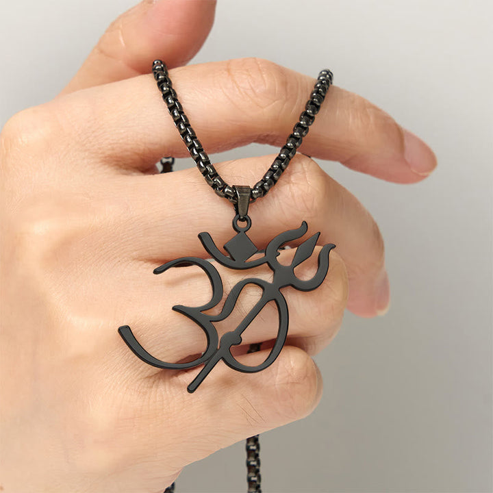 Schwarze Edelstahl Kette mit Om Symbol Anhänger in Hand