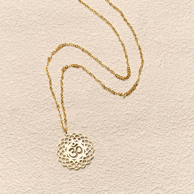 Goldfarbene Kette Edelstahl mit Om Symbol Lotus Anhänger elegantes Design