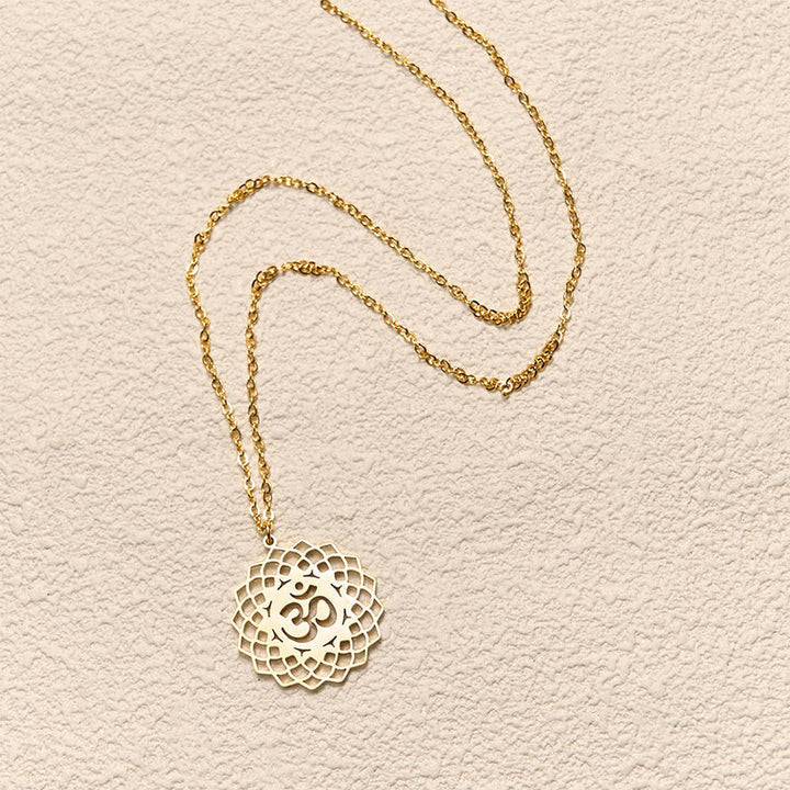 Goldfarbene Kette Edelstahl mit Om Symbol Lotus Anhänger elegantes Design