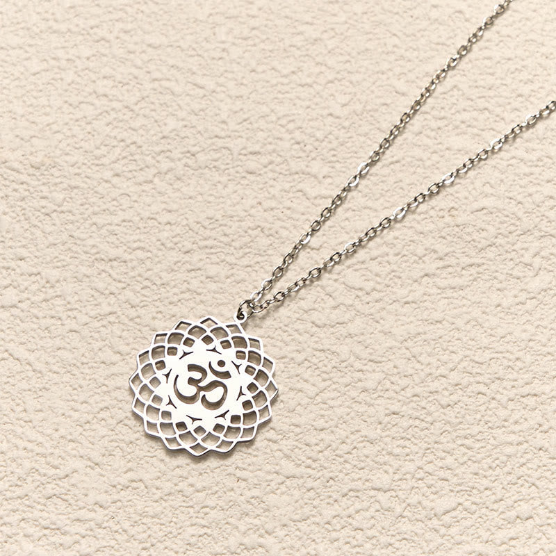 Silberne Edelstahl Kette mit Lotus Om Symbol Anhänger getragen