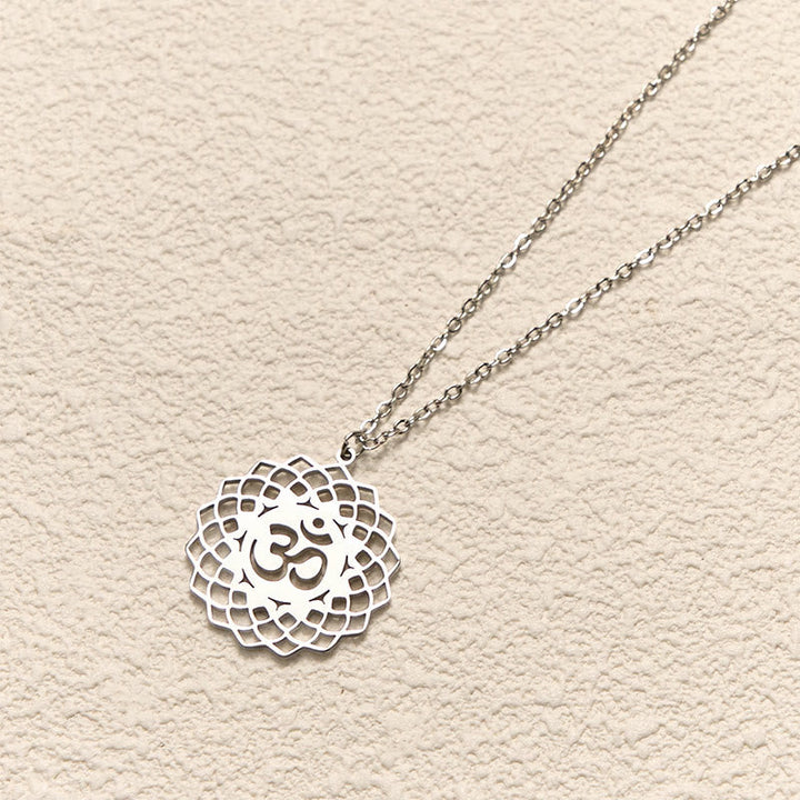 Silberne Edelstahl Kette mit Lotus Om Symbol Anhänger getragen