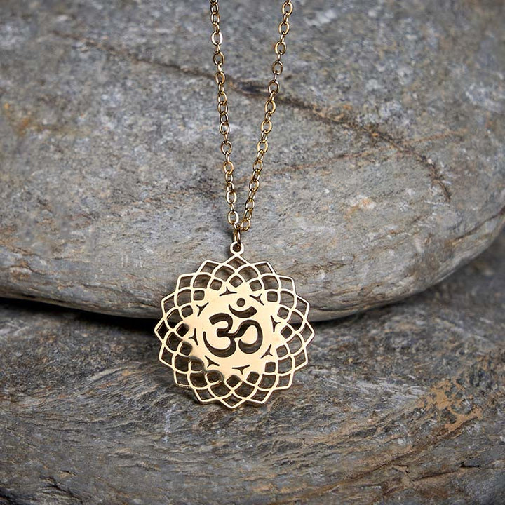 Edelstahl Kette Lotus Om Symbol Anhänger auf Naturstein