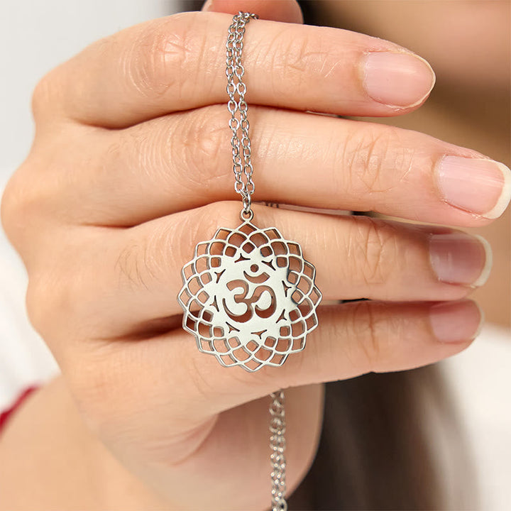 Edelstahl Kette Om Symbol Lotus Mandala Anhänger getragen an Hand
