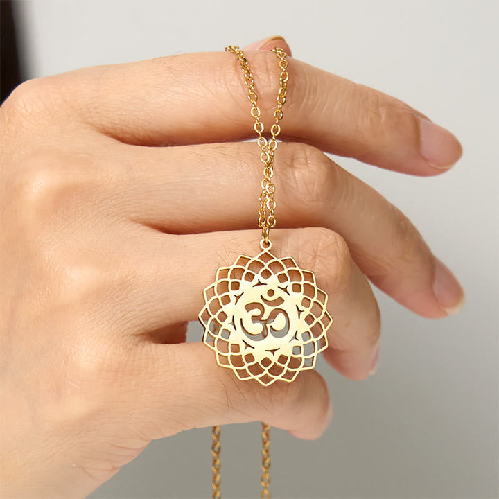 Goldene Om Kette Edelstahl Lotus Mandala Anhänger an der Hand