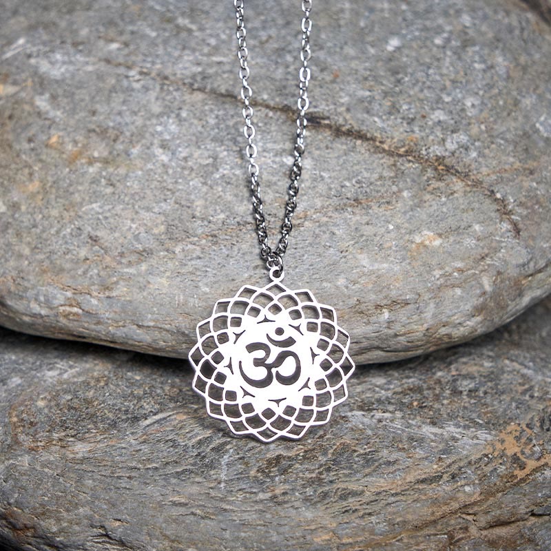 Silber Kette Edelstahl Om Symbol Lotus Anhänger auf grauem Stein