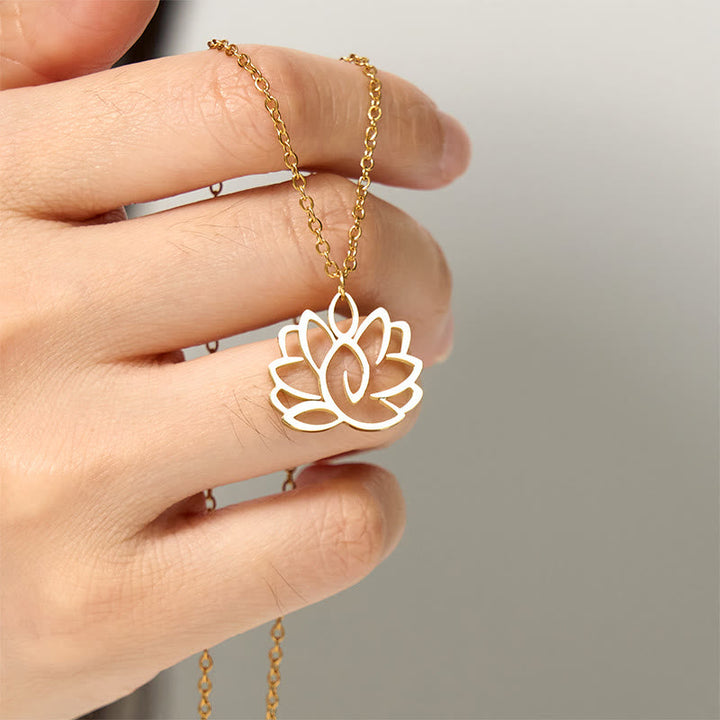 Goldene Halskette mit weißem Lotus Hohlraum Edelstahl Anhänger Erleuchtung