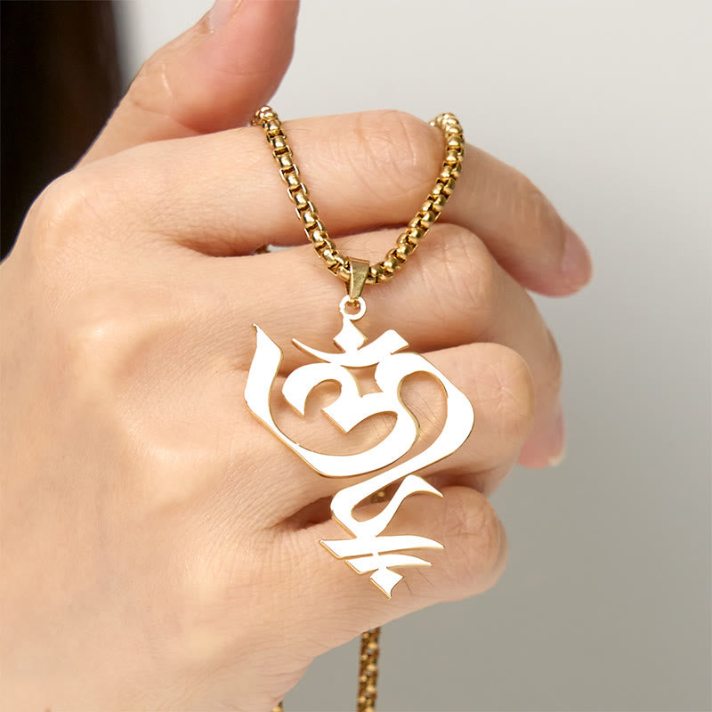 Kette Edelstahl Om Symbol Geometrie Anhänger goldfarben an der Hand