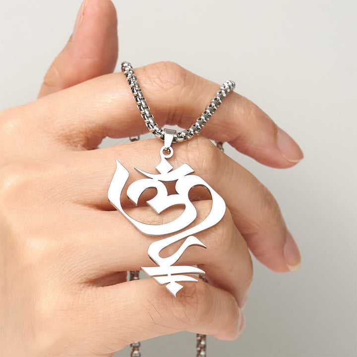 Edelstahl Kette mit geometrischem Om Symbol Anhänger an der Hand getragen
