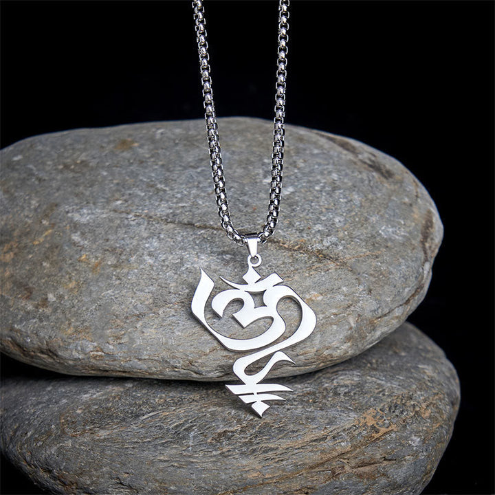 Edelstahl Kette Om Symbol Anhänger auf Natursteinen spiritual