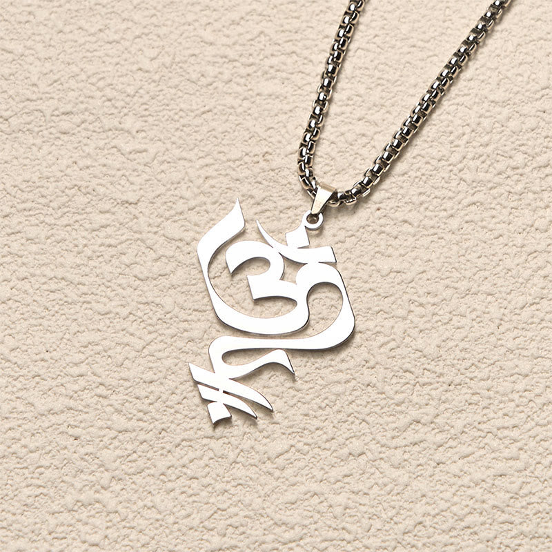 Silberne Edelstahl Kette mit geometrischem Om Symbol Anhänger