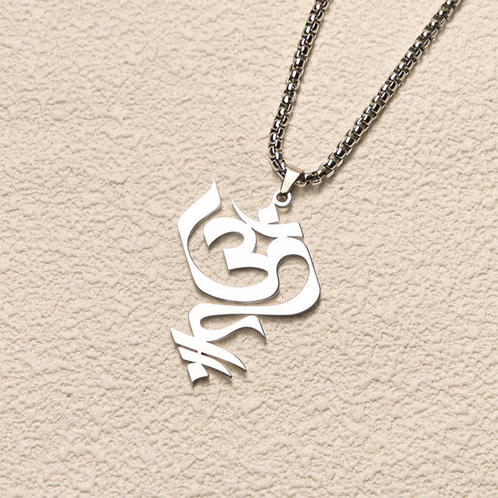 Silberne Edelstahl Kette mit geometrischem Om Symbol Anhänger