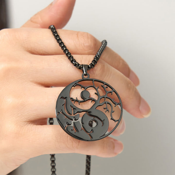 Schwarze Yin Yang Kette Edelstahl Hohlraum Anhänger an der Hand getragen