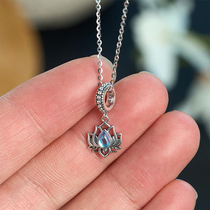 Mondstein Lotus Kette 925er Silber Anhänger in Hand gehalten