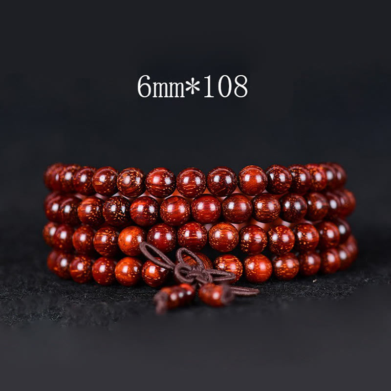 Rotes Sandelholz Armband 6mm 108 Perlen Nahaufnahme Naturstein