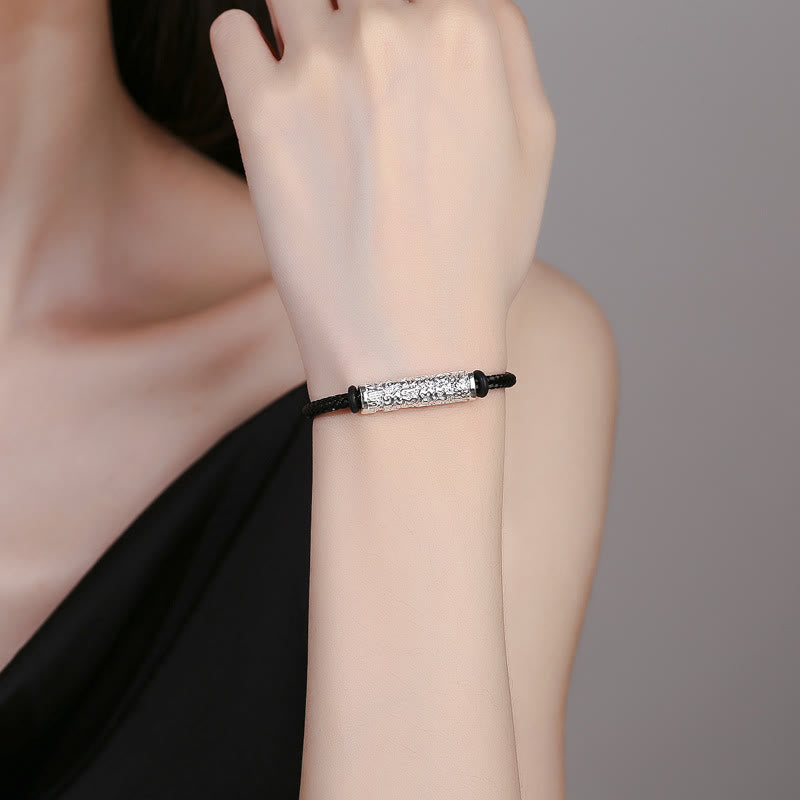 Schwarzes Armband mit silbernem Verschluss am Handgelenk Schutz Stärke