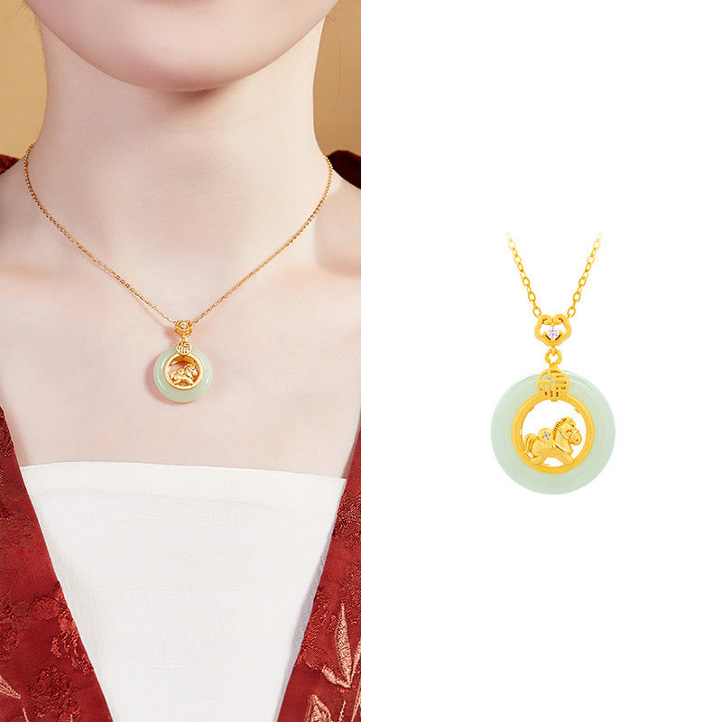 Jade Kette mit goldenem Pferd Anhänger 925er Silber am Hals