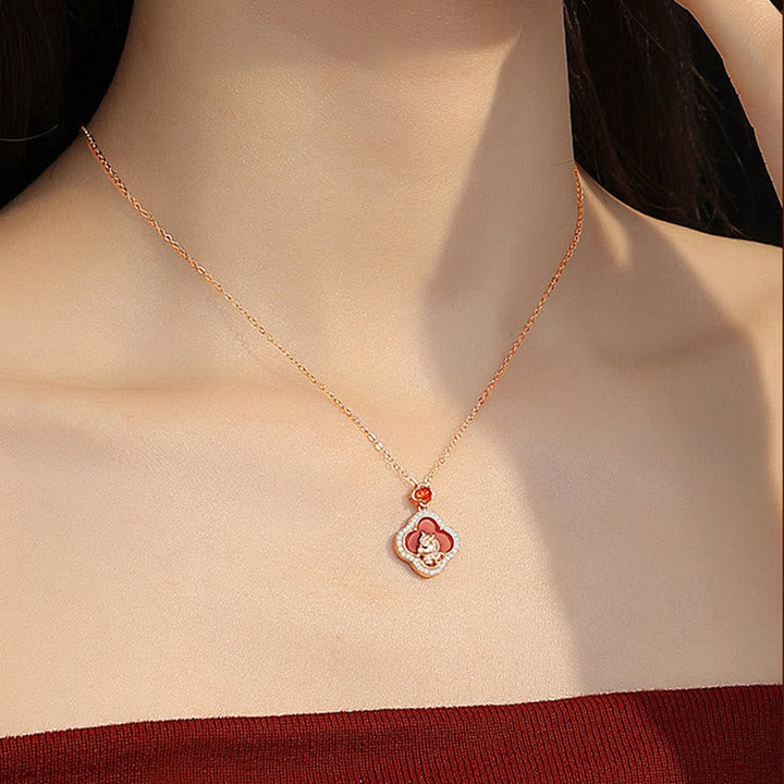 Rote Achat Kette mit Kleeblatt Anhänger am Hals getragen Silber