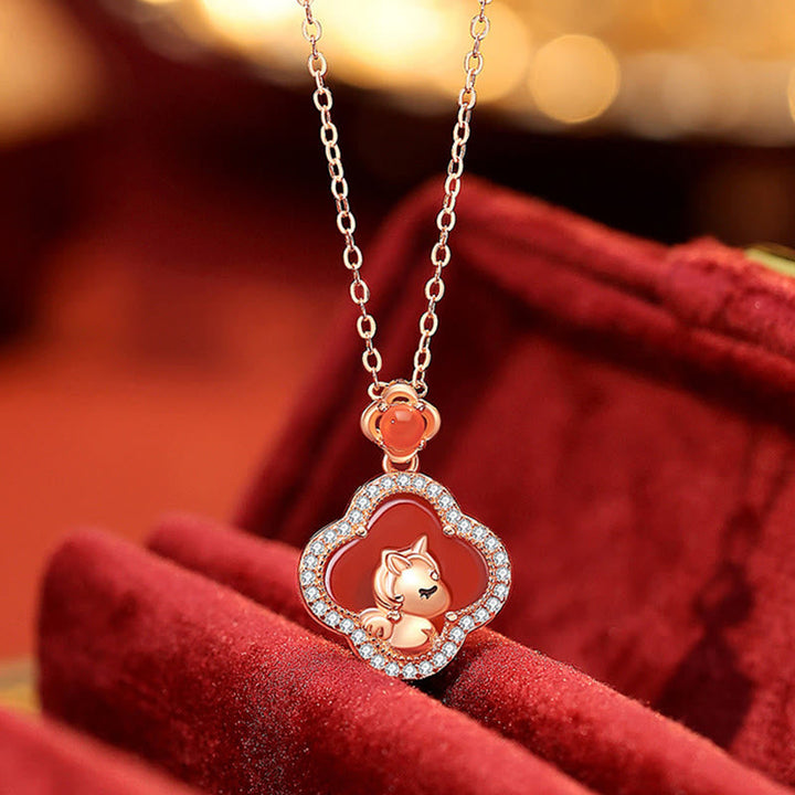 Roter Achat Kette Kleeblatt Anhänger 925er Silber am Stoff
