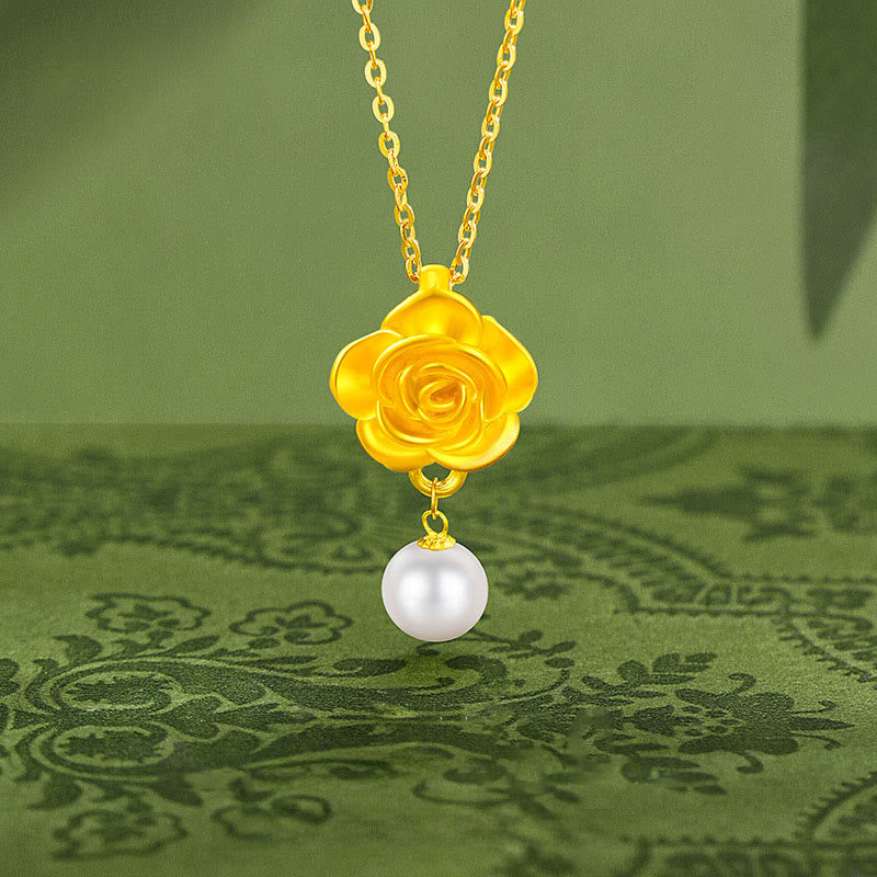 Goldene Rosen Kette mit Perle an grünem Hintergrund